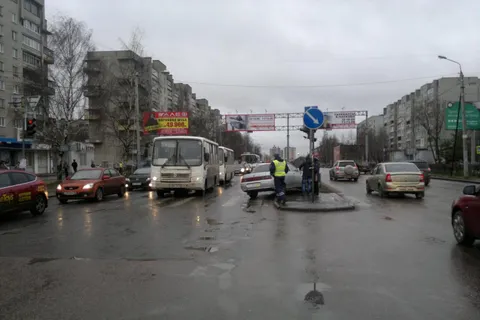 В Ярославле водитель-новичок сбил двух пешеходов и врезался в светофор