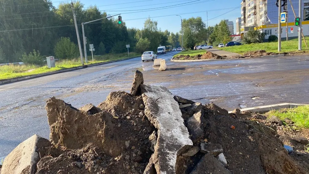 Ярославцев удивила частичная замена бордюров на улице Папанина