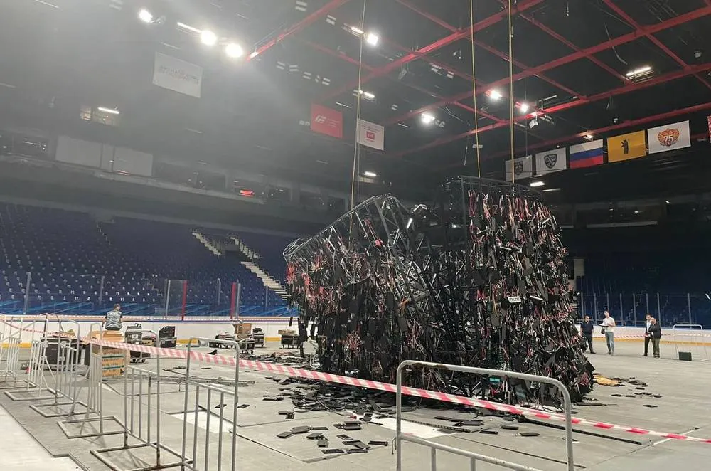 На «Арене-2000» в Ярославле новый куб с 16-ти метров рухнул на рабочего