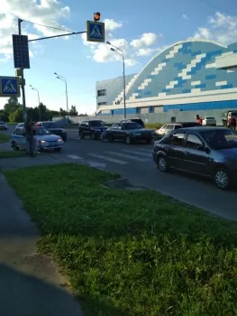 На набережной в Рыбинске столкнулись сразу три автомобиля