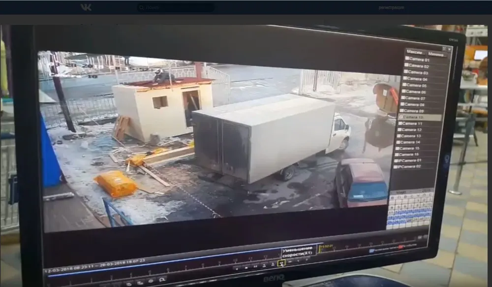 Жесть Ярославля: сугроб с крыши чуть не прибил водителя грузовика
