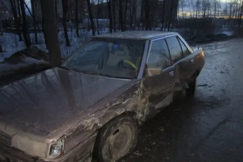 В Ярославле в Брагино легковушка столкнулась с КАМАЗом