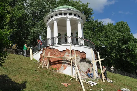 В Ярославле на Волжской набережной обвалилась стена беседки. С фото