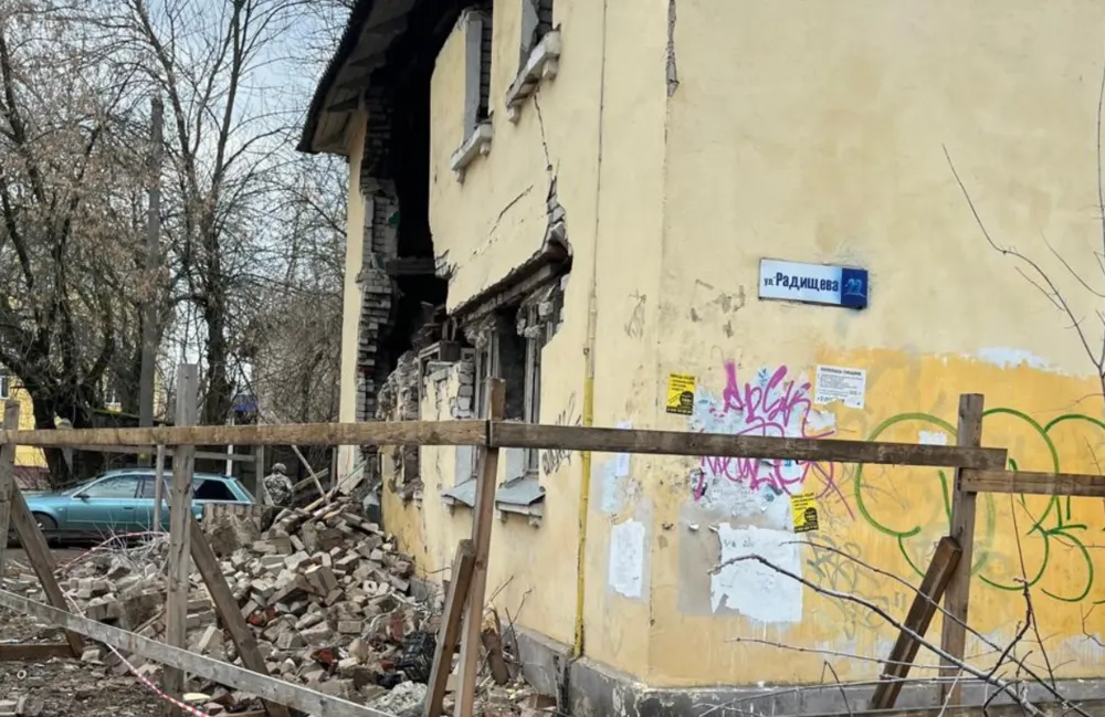 В Ярославле начали консервировать разваливающийся дом