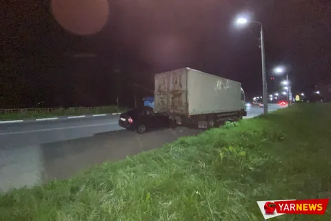 В Ярославле легковушка врезалась в припаркованный грузовик