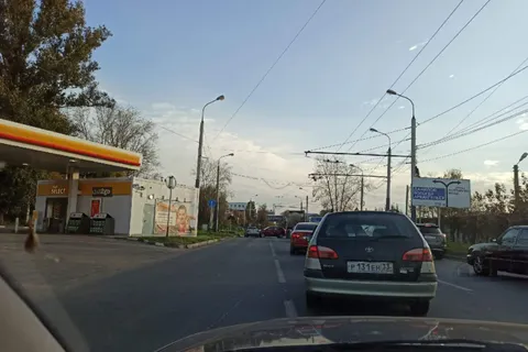Ярославцы стоят в громадной пробке на выезде из Брагино