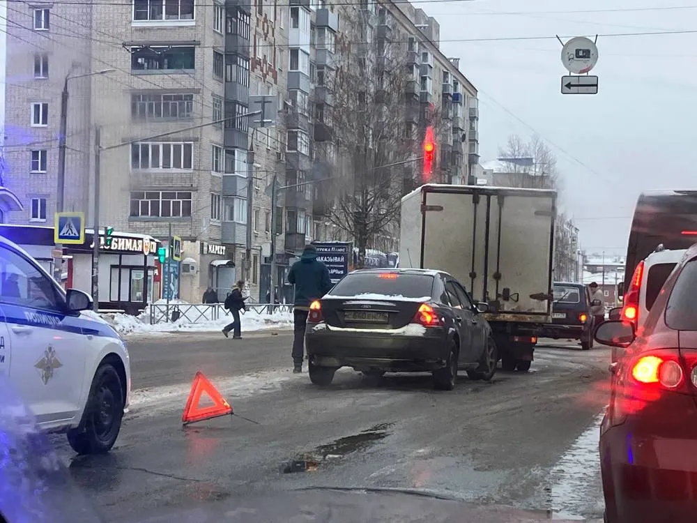 В Рыбинске водитель «Нивы» пострадал в ДТП с грузовиком