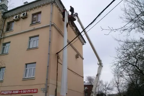 В Ярославле с фасадов домов демонтировали 5 рекламных конструкций