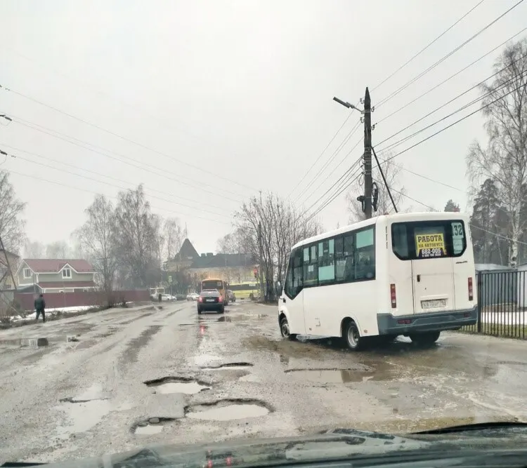 В Ярославле некому ремонтировать дорогу к областной больнице
