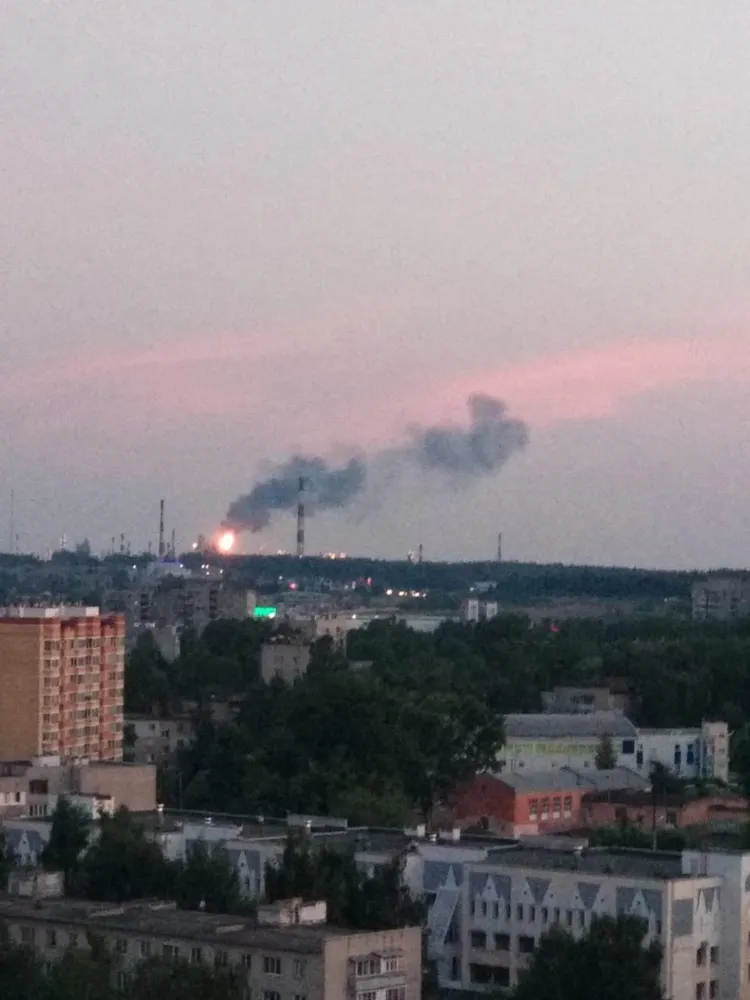 Вечером над НПЗ в Ярославле повис огненный столб: видео