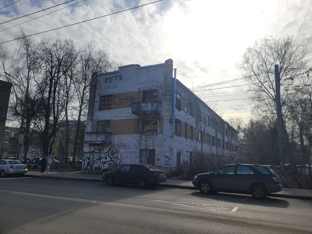 В центре Ярославля начинается снос проблемной трехэтажки