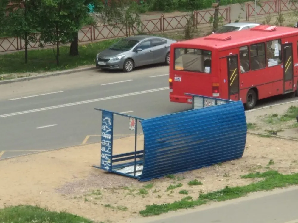 В Ярославле остановку ветром сдуло