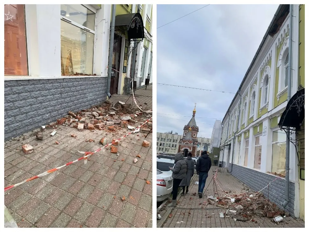В центре Ярославля обрушились кирпичная кладка козырька здания