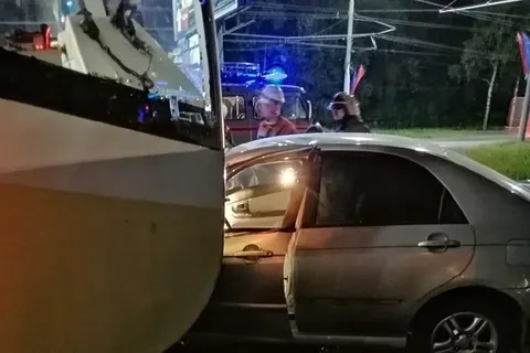 В Ярославле трамвай «помял» легковушку
