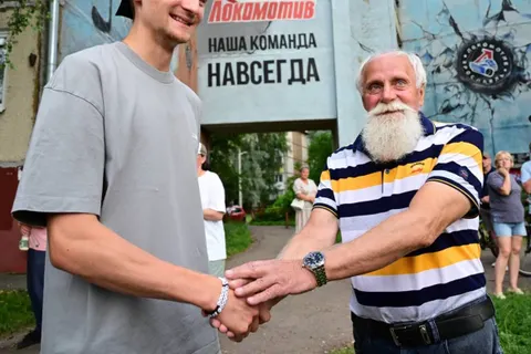 Кубок Гагарина привезли к дому Иван Ткаченко в Ярославле