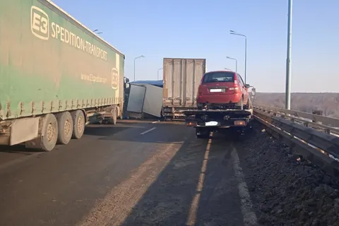 В Ярославле на Юбилейном мосту столкнулись две фуры и «Газель»