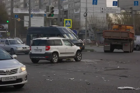 В Ярославле на улице Калинина произошло тройное столкновение