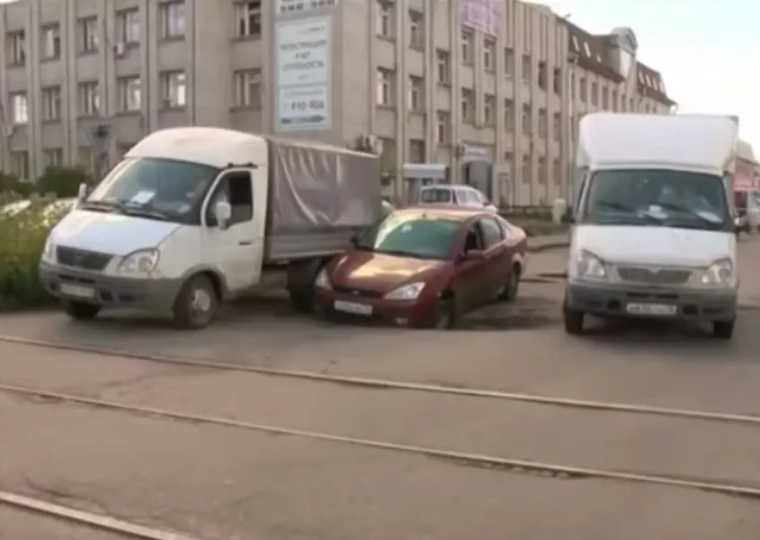 В Ярославле опять из-под машины ушел асфальт