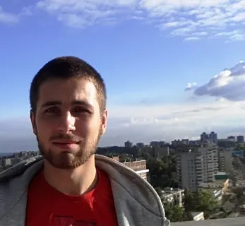 Таксист Александр Котовский из Ярославля спас трех человек на пожаре