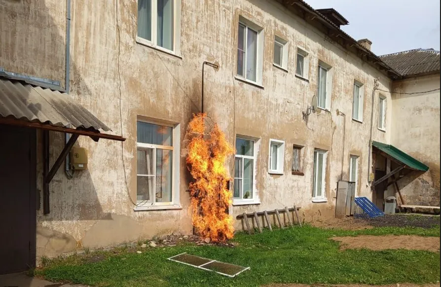 В ярославской двухэтажке сгорел газовый ящик