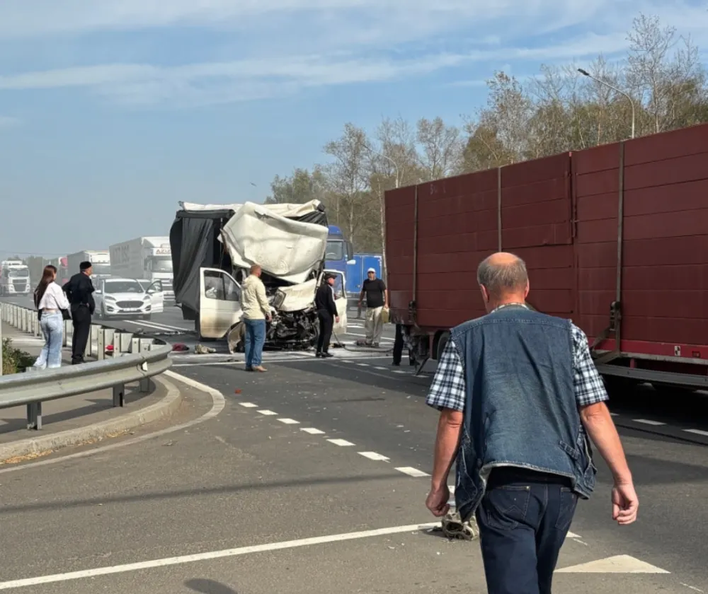 Попавший в ДТП грузовиков водитель умер в ярославской больнице