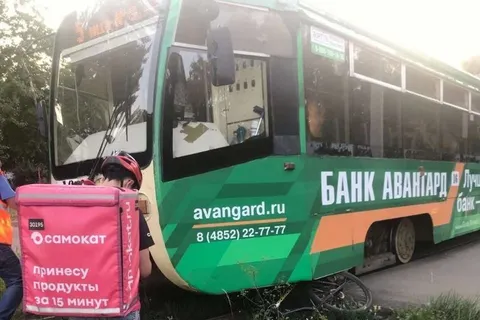 Велосипед искорежен: в Ярославле доставщик еды попал под трамвай