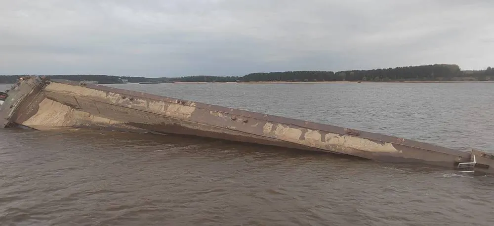 На Рыбинском водохранилище затонула баржа с песком