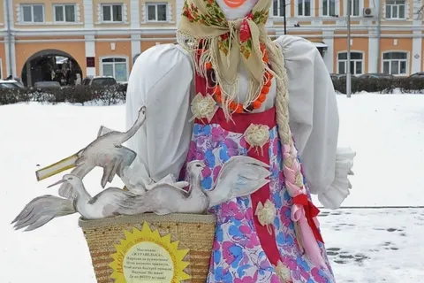 В центре Ярославля начался конкурс масленичных кукол. Фоторепортаж