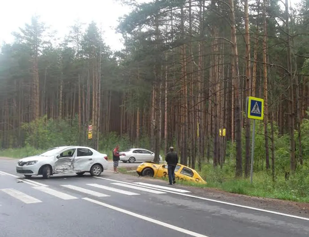 В Ярославле в ДТП пострадали водитель и пассажир такси