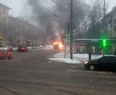 Сгорел на работе: в Ярославле полыхает снегоуборочная техника