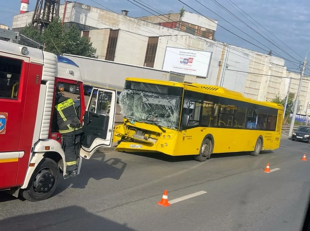 В Ярославле автобус с пассажирами врезался в стоящие фуры