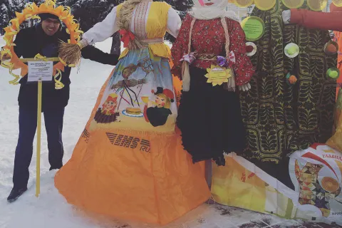 В центре Ярославля открыли выставку масленичных кукол