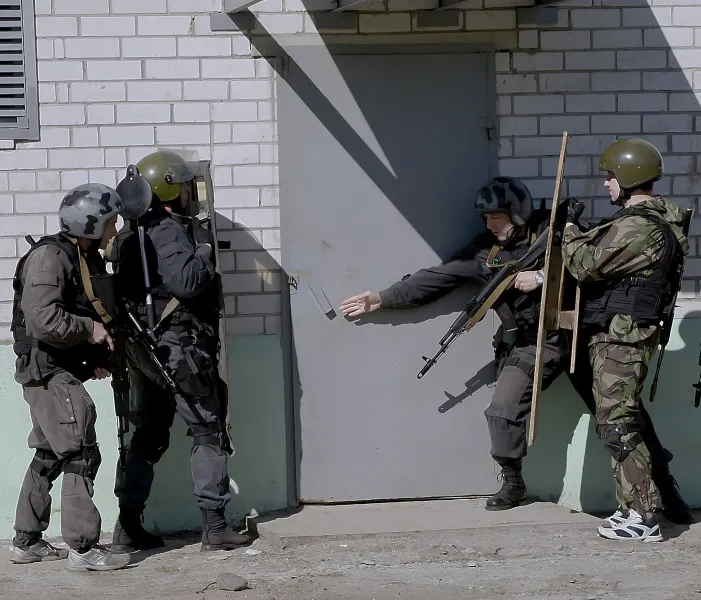 В Ярославле пьяный парень пригрозил таксисту гранатой и ограбил