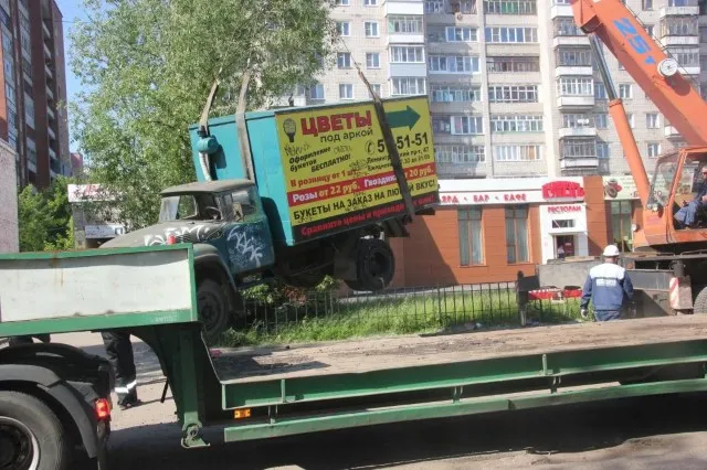 На Ленинградском проспекте эвакуировали брошенную машину с рекламным баннером