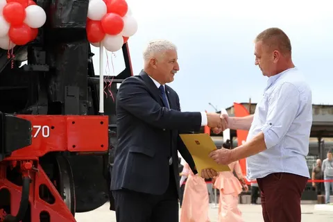 В Рыбинске на день города открыли памятник паровозу