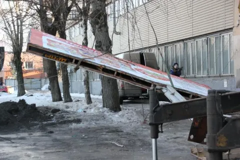 В Ярославле продолжается снос незаконных рекламных конструкций
