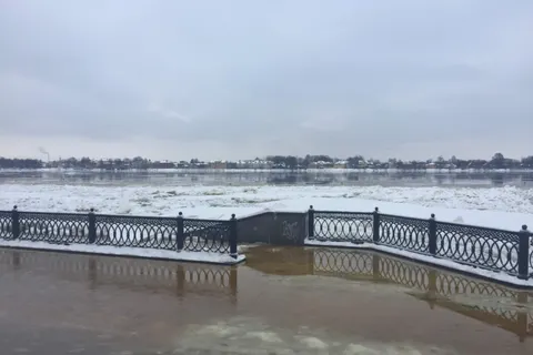 В Ярославле затопило Волжскую Набережную: видео