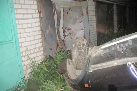 В Угличе Ярославской области в пятницу 13-го «Фольсваген» протаранил гараж