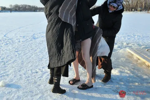 В Ярославской области в Крещение по данным МЧС в прорубь окунулось около девяти тысяч человек. С фото