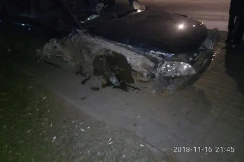 В Ярославле легковой автомобиль снес новую остановку 