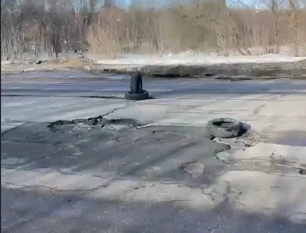 В Ярославле на центральных дорогах появились покрышки в ямах