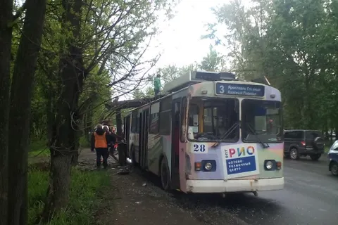 На Тутаевском шоссе на троллейбус N 3 рухнул столб