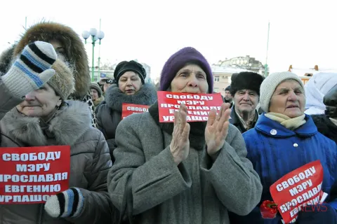 На митинг в поддержку мэра Ярославля собралось около двухсот человек. Фоторепортаж