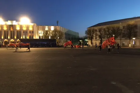 Ярославль, Советская площадь: витязи и девушки с красными полотнищам