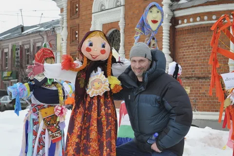 В центре Ярославля начался конкурс масленичных кукол. Фоторепортаж