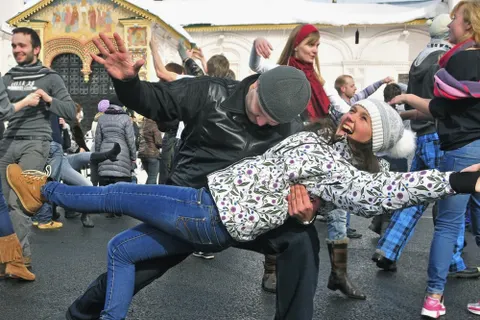В Ярославле на Советской площади станцевали буги-вуги. Фоторепортаж