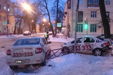 В ДТП с двумя такси в центре Ярославля пострадали пассажиры
