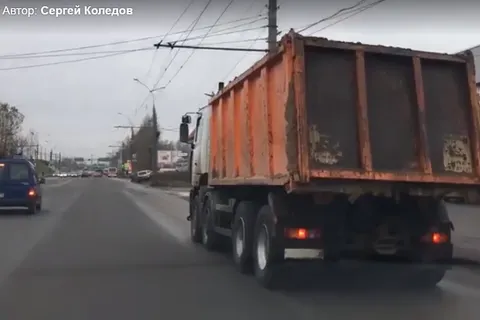 Водитель грузовика завалил проспект Октября глиной: кадры