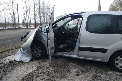 В Ярославле иномарка снесла столб: фото
