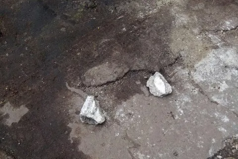 С дома в центре Ярославля падают куски штукатурки
